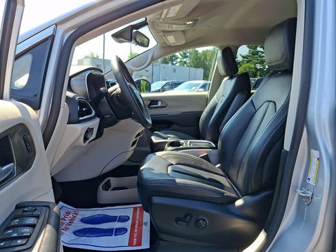 Used 2024 Chrysler Pacifica Touring-L FWD image 16