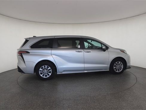 Used 2023 Toyota Sienna XLE image 22