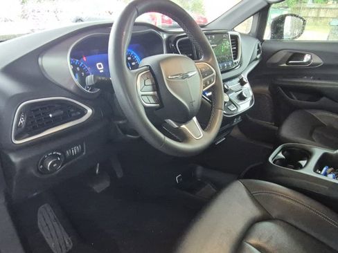 Used 2025 Chrysler Pacifica Select image 7