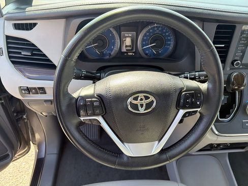 Used 2018 Toyota Sienna XLE w/ XLE Navigation Package FWD image 11