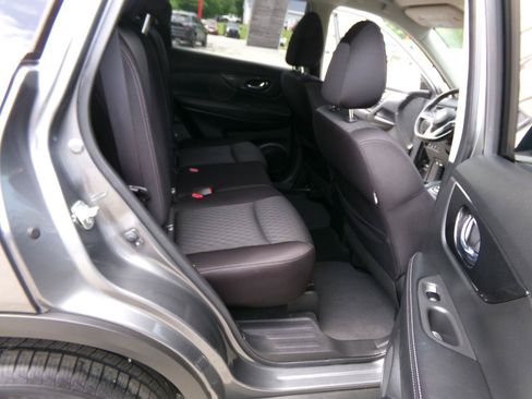 Used 2017 Nissan Rogue SV w/ SV Premium Package AWD/4WD image 18