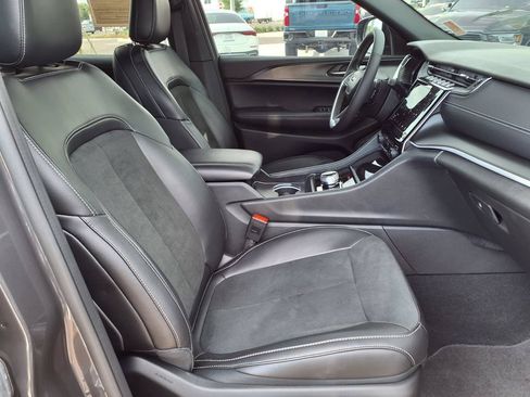 Used 2025 Jeep Grand Cherokee L Altitude RWD image 14