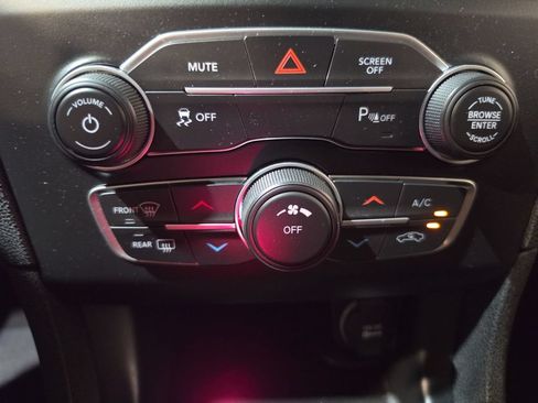 Used 2020 Dodge Charger SXT RWD image 16