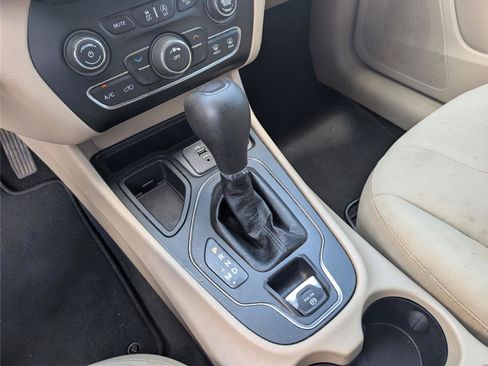 Used 2019 Jeep Cherokee Latitude w/ Popular Appearance Group FWD image 26