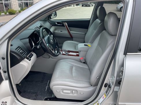 Used 2012 Toyota Highlander Limited w/ Tow Pkg AWD/4WD image 13
