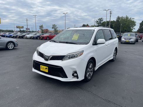 Used 2019 Toyota Sienna SE w/ SE Preferred Package AWD/4WD image 4