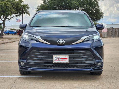 Used 2026 Toyota Sienna XLE FWD image 7