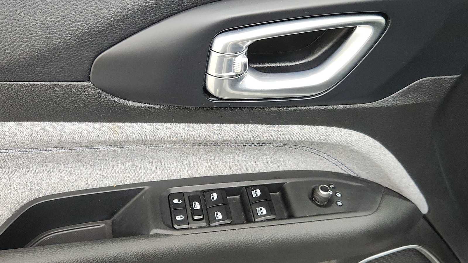 Used 2024 Jeep Compass Latitude AWD/4WD image 15
