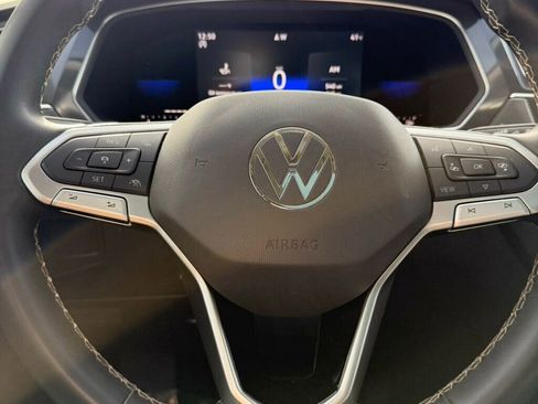 Used 2022 Volkswagen Tiguan SE w/ Panoramic Sunroof Package image 20