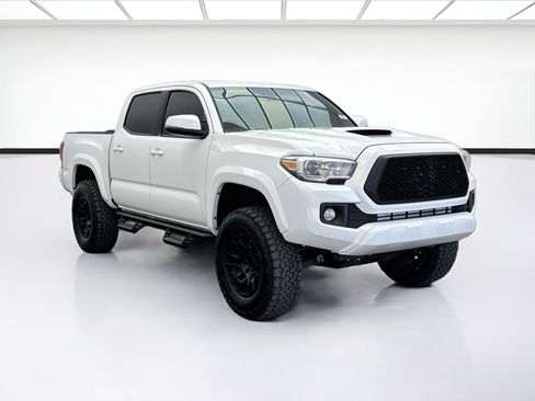 Used 2019 Toyota Tacoma TRD Sport w/ TRD Premium Sport Package RWD image 3