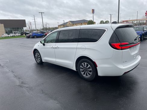 Used 2024 Chrysler Pacifica Select FWD image 4