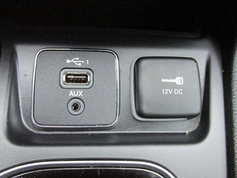 Used 2019 Jeep Cherokee Latitude Plus image 15