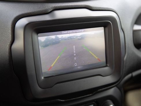 Used 2018 Jeep Renegade Latitude AWD/4WD image 17