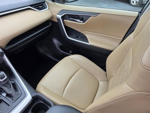 Used 2020 Toyota RAV4 XLE Premium image 29