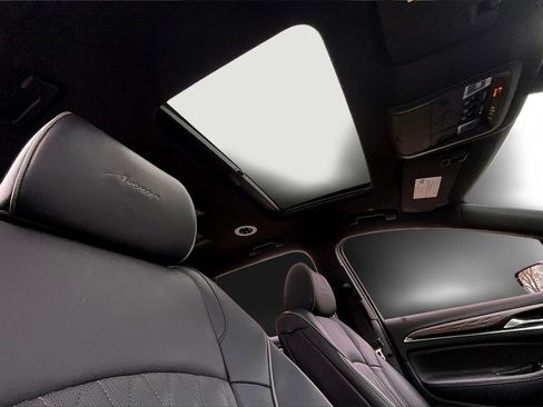 Used 2022 Buick Enclave Avenir w/ Avenir Technology Package image 22