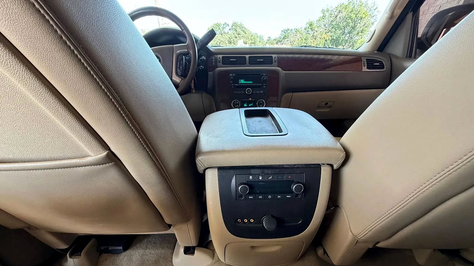Used 2014 Chevrolet Suburban LT RWD image 19