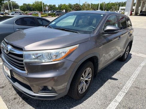 Used 2016 Toyota Highlander Plus FWD image 2