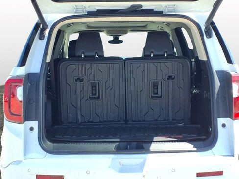 Used 2023 GMC Acadia Denali w/ Denali Ultimate Package FWD image 9