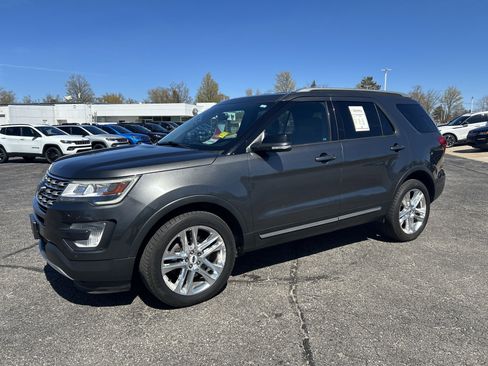 Used 2017 Ford Explorer XLT w/ XLT Technology Feature Bundle AWD/4WD image 7