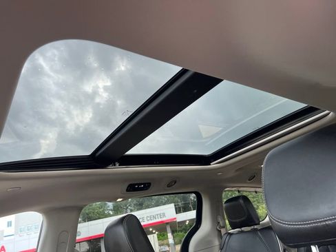 Used 2023 Chrysler Pacifica Limited image 26