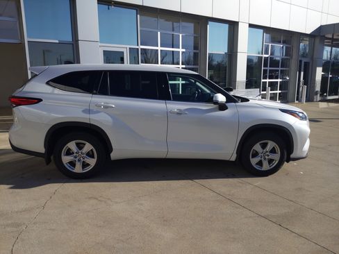 Used 2022 Toyota Highlander LE image 10