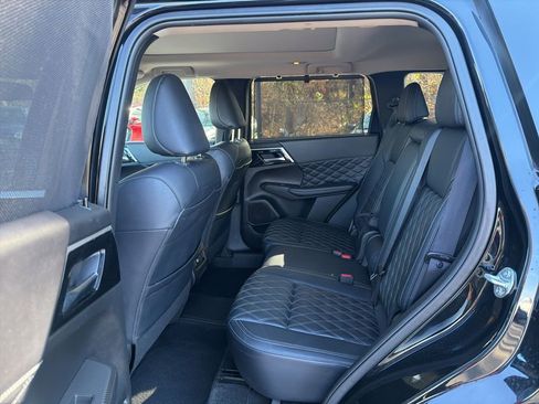 Used 2024 Mitsubishi Outlander 4WD Plug-In Hybrid image 24