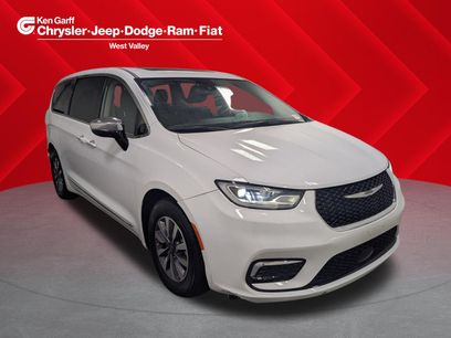 Used 2023 Chrysler Pacifica Limited w/ Uconnect Theater Family Group