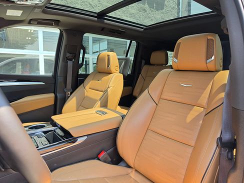 Used 2025 Cadillac Escalade ESV Premium Luxury w/ Touring Package AWD/4WD image 10