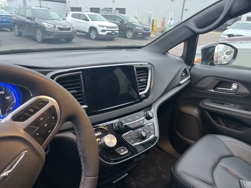 Used 2025 Chrysler Pacifica Select FWD image 14