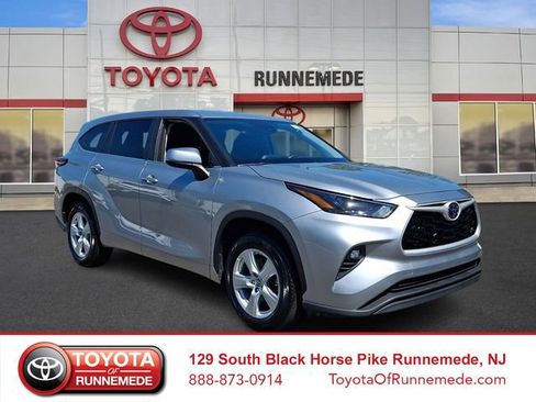 Certified 2025 Toyota Highlander LE FWD image 1