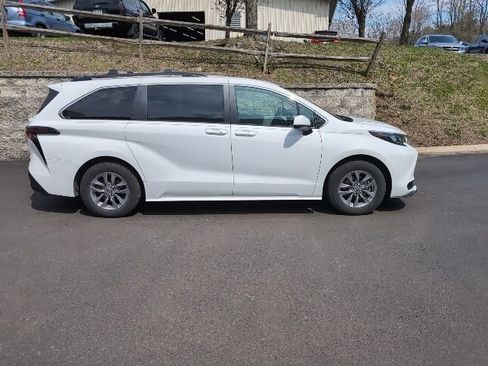 Used 2024 Toyota Sienna LE w/ LE Plus Package image 2