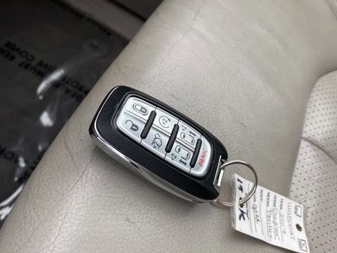 Used 2017 Chrysler Pacifica Touring-L Plus w/ Advanced Safetytec Group FWD image 21