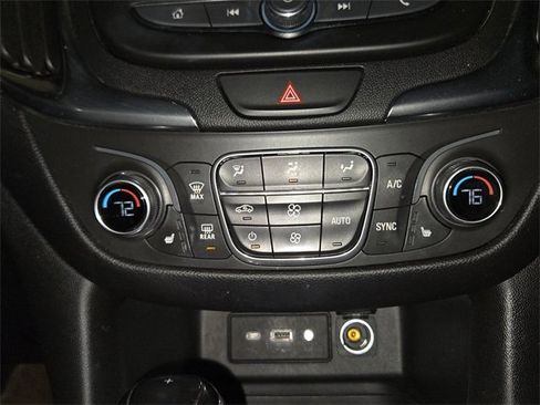 Used 2019 Chevrolet Equinox LT w/ Driver Convenience Package image 18