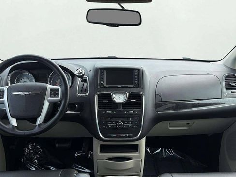 Used 2016 Chrysler Town & Country Touring w/ Driver Convenience Group FWD image 19