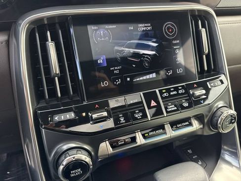 Used 2024 Lexus LX 600 4WD w/ Luxury Package image 19