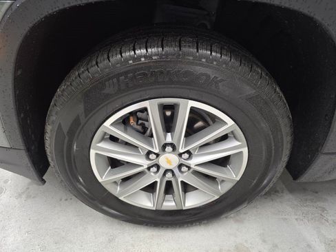 Used 2023 Chevrolet Traverse LT FWD image 9