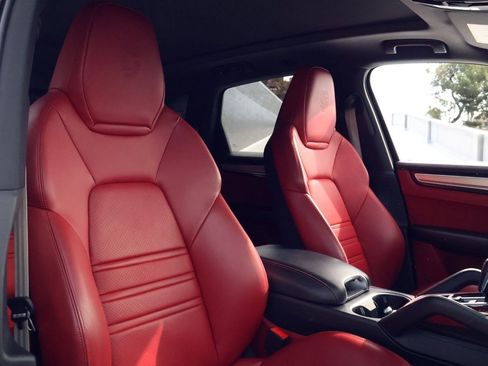 Certified 2023 Porsche Cayenne Platinum Edition image 24