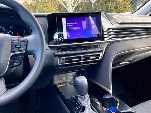 Used 2025 Toyota Camry LE image 18