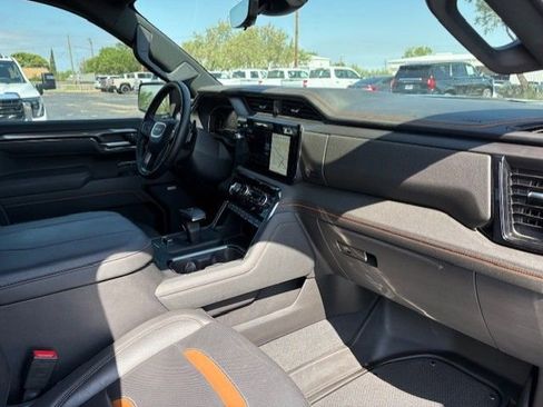 Used 2025 GMC Sierra 1500 AT4 w/ Technology Package AWD/4WD image 25
