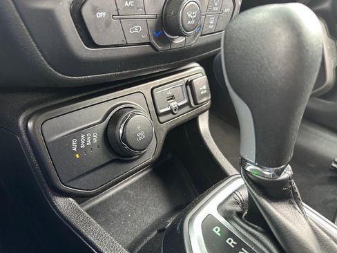 Certified 2023 Jeep Renegade Latitude AWD/4WD image 28