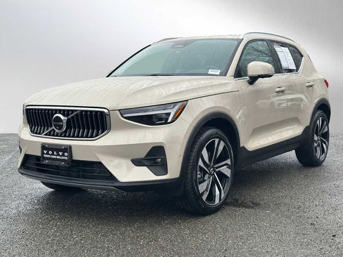 Used 2025 Volvo XC40 B5 Ultra w/ Climate Package image 7
