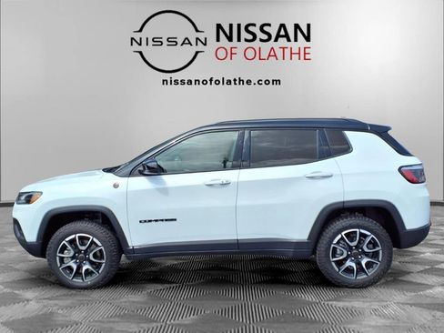 Used 2025 Jeep Compass Trailhawk AWD/4WD image 20