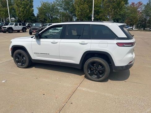 Used 2023 Jeep Grand Cherokee Altitude AWD/4WD image 2