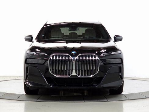 Used 2025 BMW 760i xDrive w/ Premium Package image 2