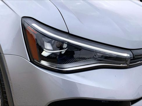 Used 2025 Volkswagen Taos SE image 28