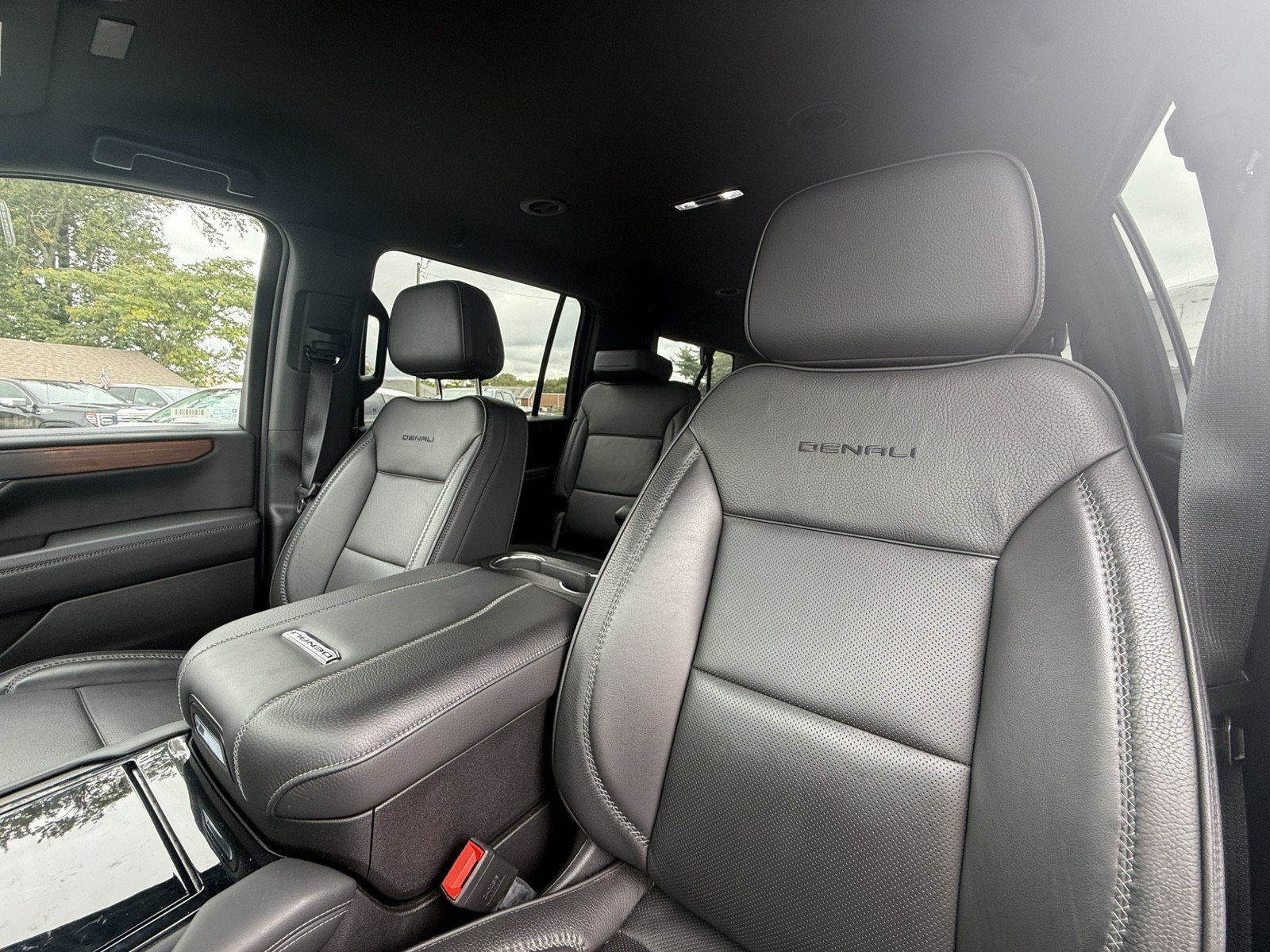 Used 2025 GMC Yukon XL Denali AWD/4WD image 10