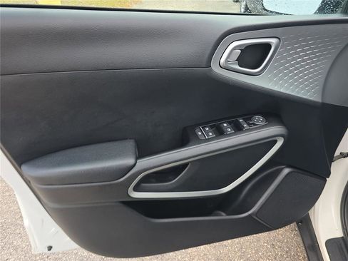 Used 2022 Kia Soul LX image 11