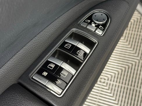 Used 2011 Mercedes-Benz S 550 4MATIC image 37