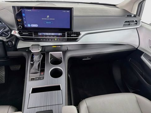 Used 2025 Toyota Sienna XLE FWD image 30