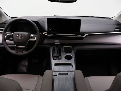 Certified 2025 Toyota Sienna XLE image 23